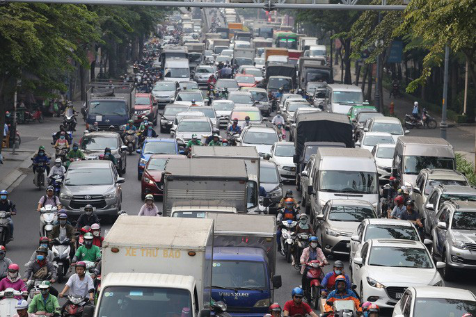 Lượng ô tô rất đông tại thành phố Bắc Ninh