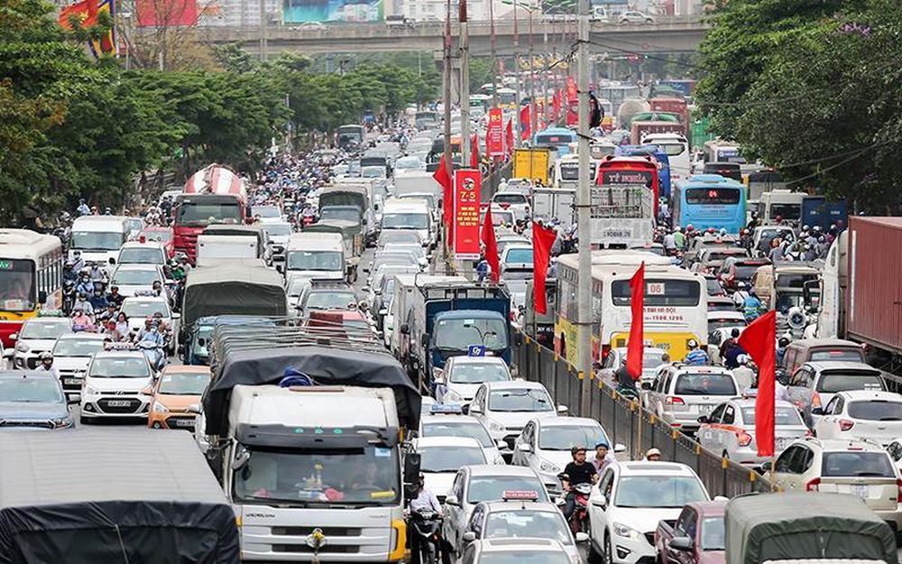 Lưu lượng ô tô rất lớn tại tuyến đường Đại Cồ Việt