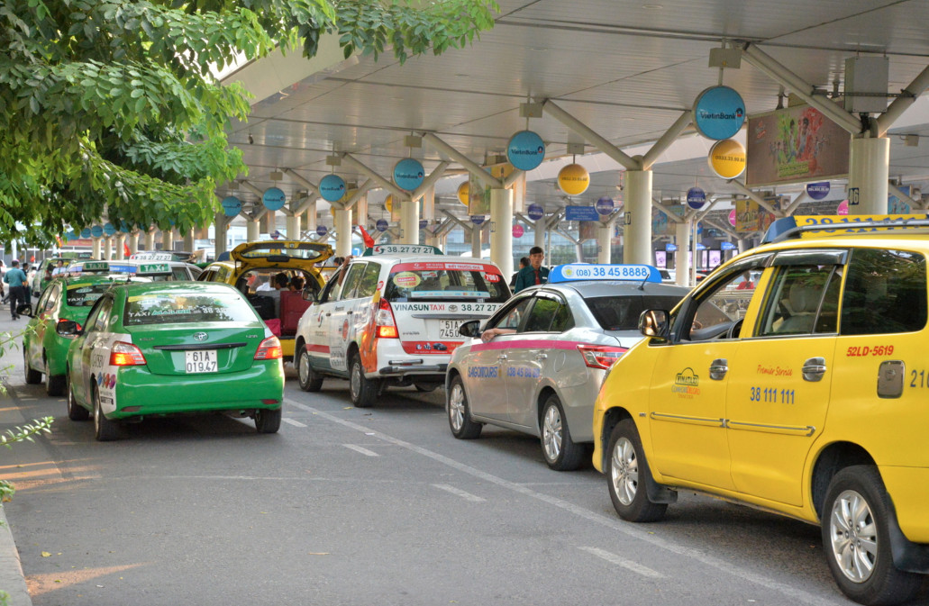 Lưu lượng ô tô đông đúc tại sân bay Tân Sơn Nhất