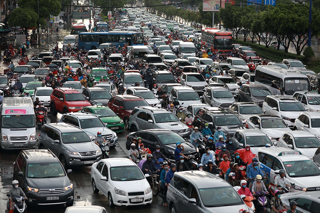 Phương tiện giao thông đông đúc tại TP HCM