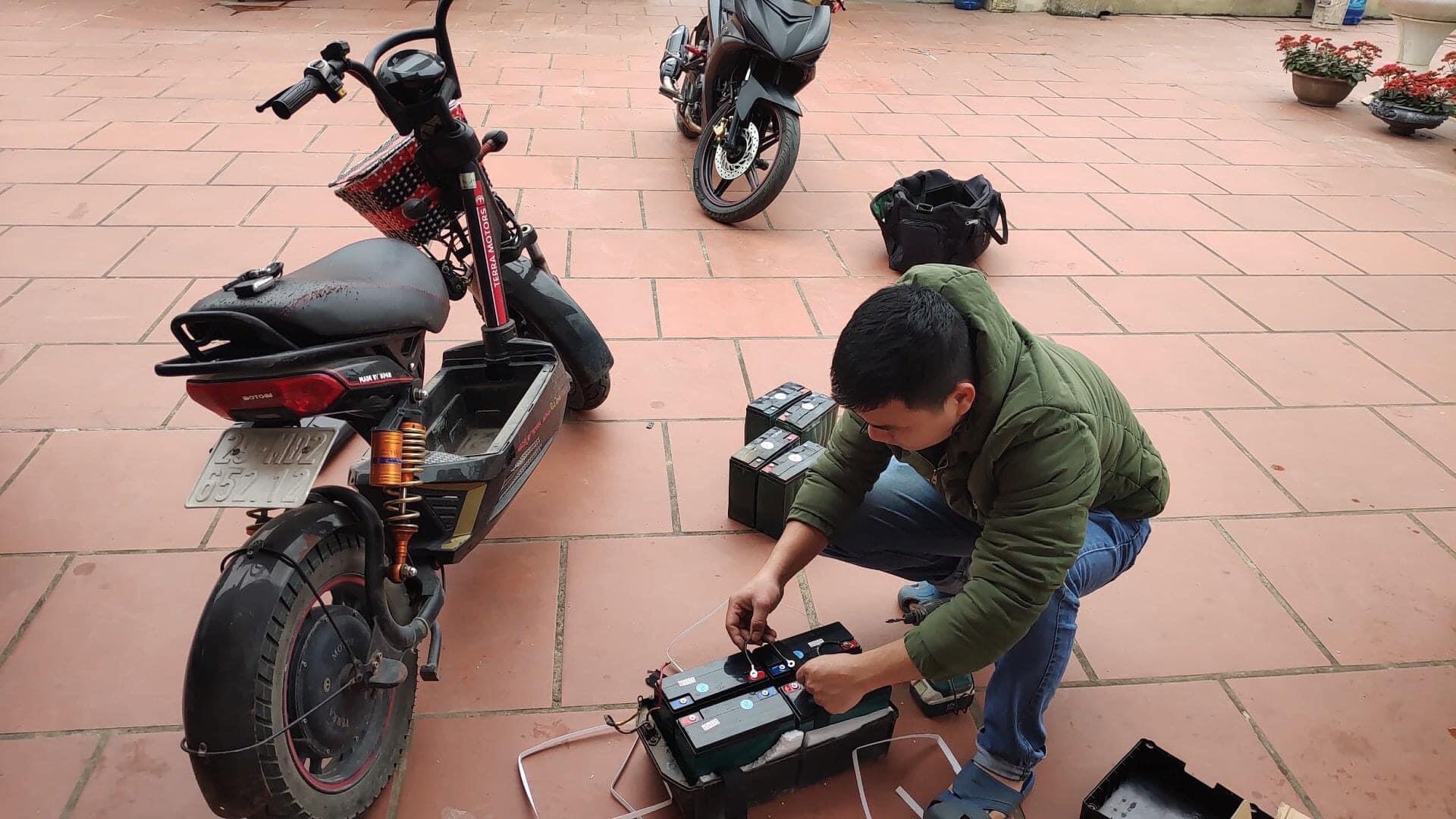 Nhân viên HD Việt thay ắc quy cho xe đạp điện tận nơi